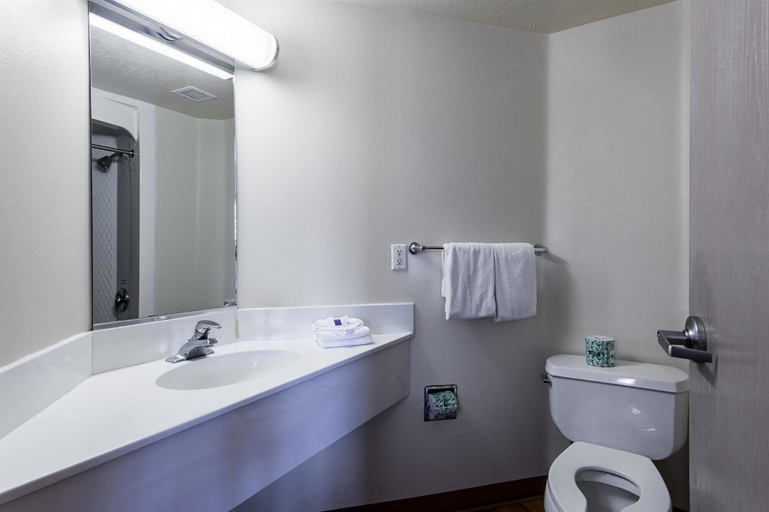 Bathroom 5, Motel 6 Cedar City, UT, Iron