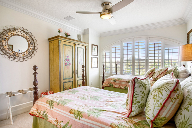 Room 3, Tranquil Coastal Home With Ocean Views, Beach Access, Balcony & Shared Pool, Nassau