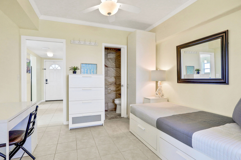 Room 5, Oceanfront Condo With Pool, Amazing View, Balcony & Beach Access, Duval