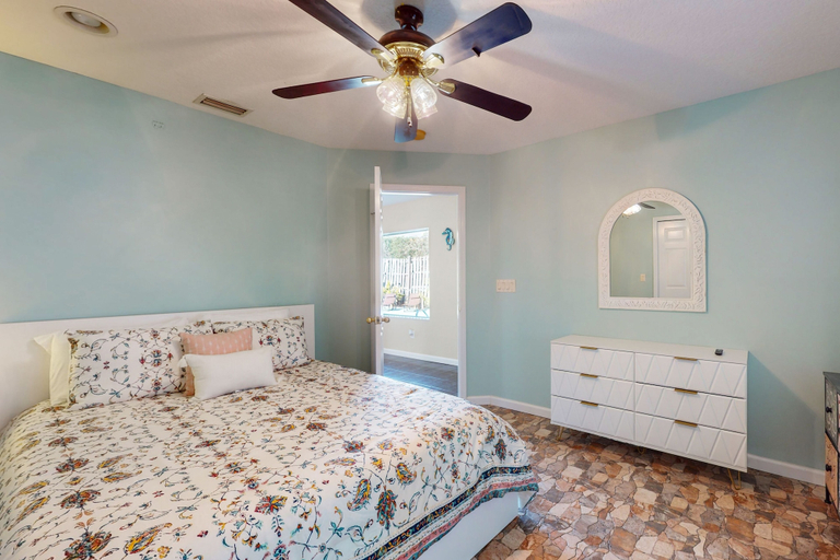 Room 5, Cheerful Home With Private Pool Close to the Beach & Downtown, Saint Johns
