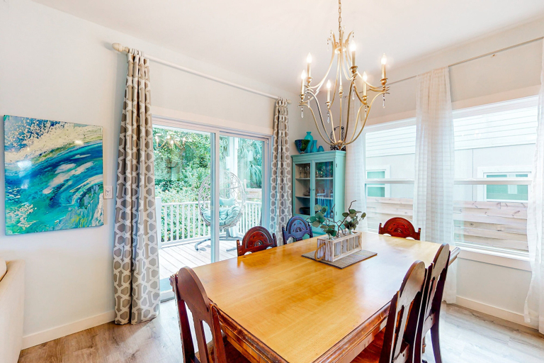 Room 5, Charming Home Steps From the Beach With Enclosed Yard and Grill - Dog-friendly, Saint Johns