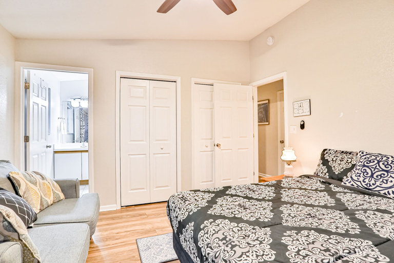 Room 5, Home With Enclosed Yard, Fire Pit, Wifi, W/d, & AC - Great Location, Saint Johns