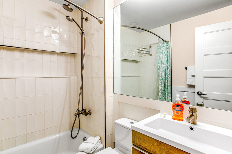 Bathroom 2, Beach Condo With Balcony, W/d, AC, Outdoor Pool & Fast Wifi, Nassau