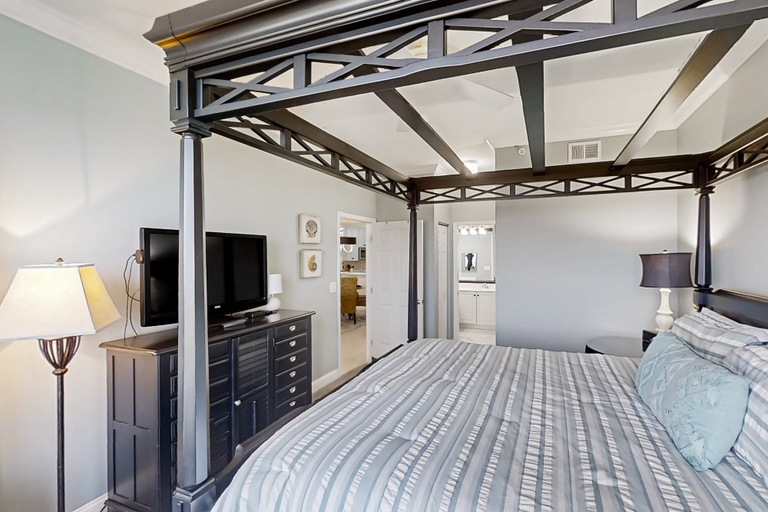 Room 5, Luxurious Oceanfront Condo With Private Balcony, 2 Pools, and Beach Access, Nassau