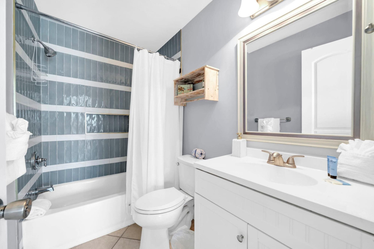 Bathroom 3, Serenity at Sunnyside, Bay