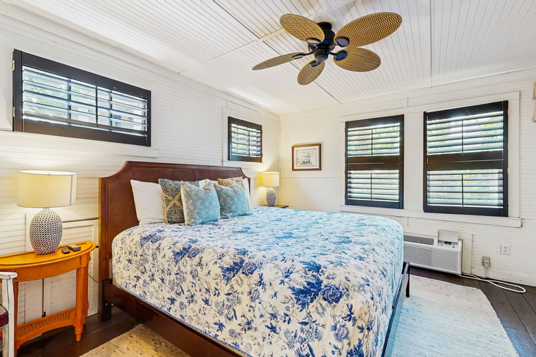 Room 5, Dog-friendly Cottage by the Beach With Private Pool, Pool Spa, & Free Wifi, Glynn