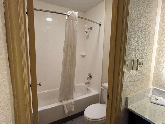 Bathroom, Studio 6 Suites Charlotte, NC - Northlake, Mecklenburg