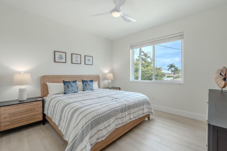 Room 2, Beach Nuts, Lee