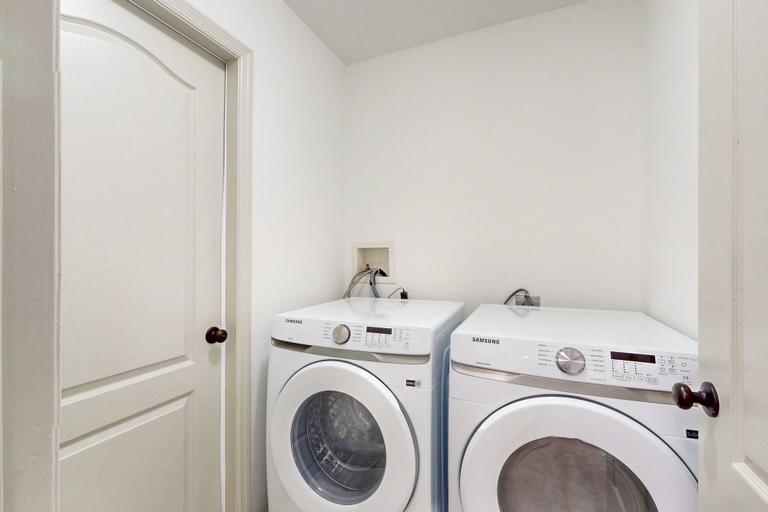 Laundry, Home Near the Beach With Private Pool, Inviting Patio, Streaming & AC, Flagler