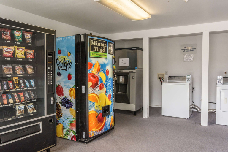 Food & Drinks, Motel 6 Albany, OR, Linn