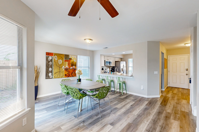 Room 2, Cozy Spacious Home With Private Backyard and Patio, Near Shopping, Duval