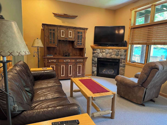 Living area 5, Minocqua Lake Condo B7- 2 Story Rustic Town Home, Oneida