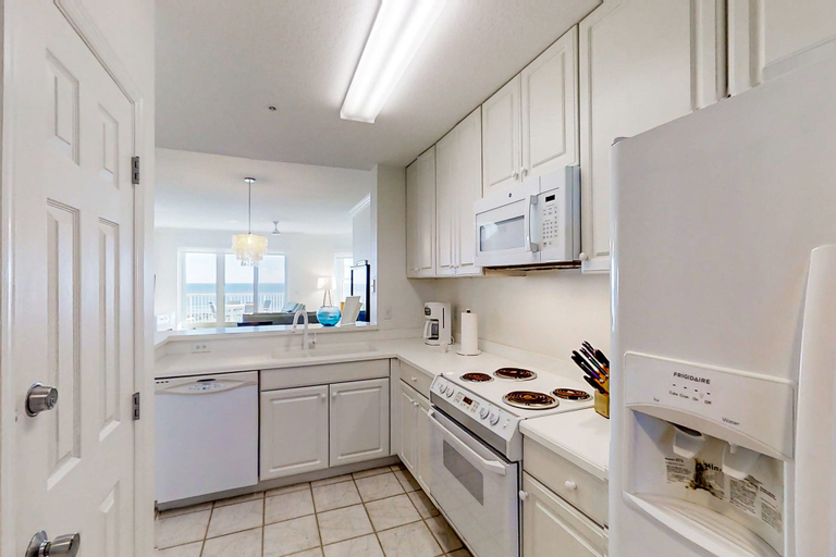 Private kitchen 5, Beautiful Oceanfront Getaway W/shared Pool, Central AC, Elevator, & W/D, Nassau