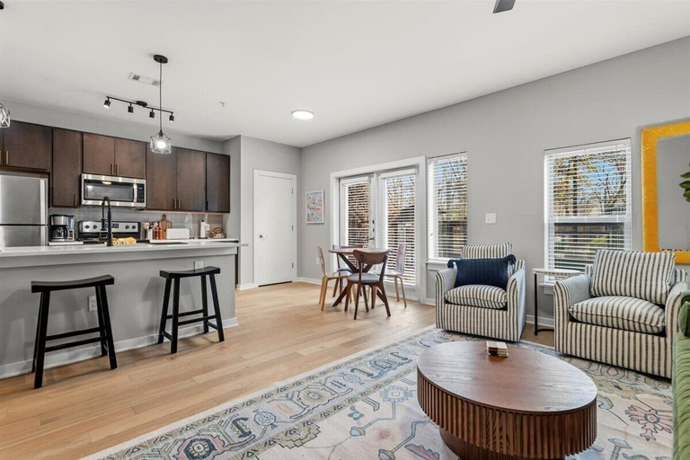 Interior 5, 2112 Thornton, Travis