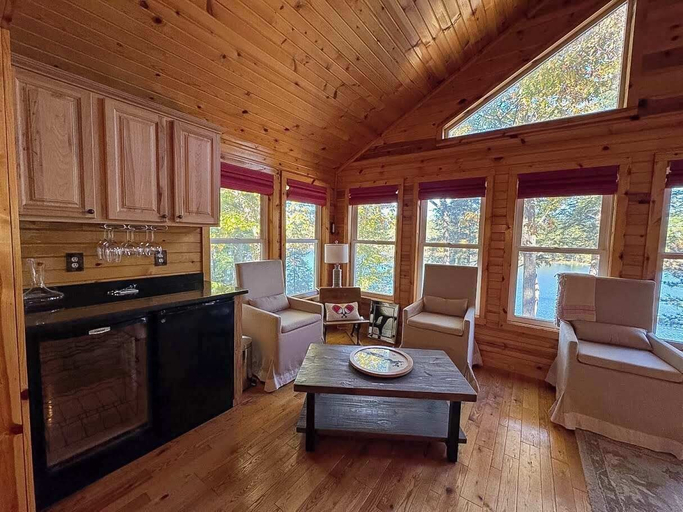 Living area 5, Bouchard Shores Resort - Your Private Northwoods Getaway, Oneida