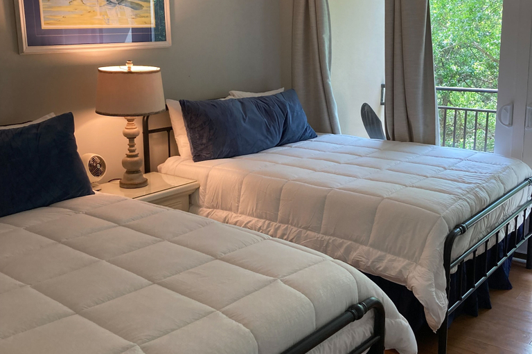 Room 5, Elegant Ocean-view Townhome With Beach Access & Pool - Perfect Location, Nassau