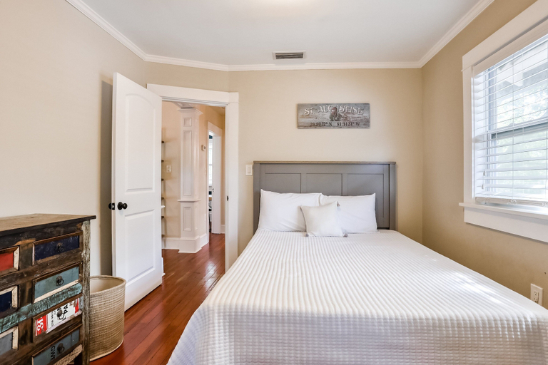 Room 2, Extraordinary Old Florida Home With Designer Interior & Backyard Treehouse, Saint Johns