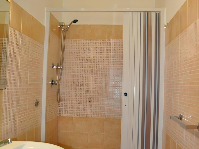 Bathroom 4, Freedom Traveller Hostel, Rome