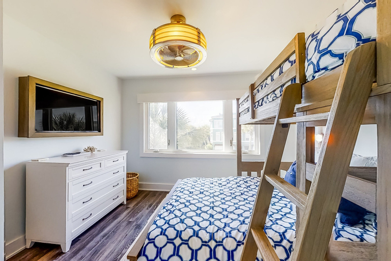 Room 2, Oceanfront Townhouse With Ocean Views, Central AC, Wifi, & Outdoor Pool, Nassau