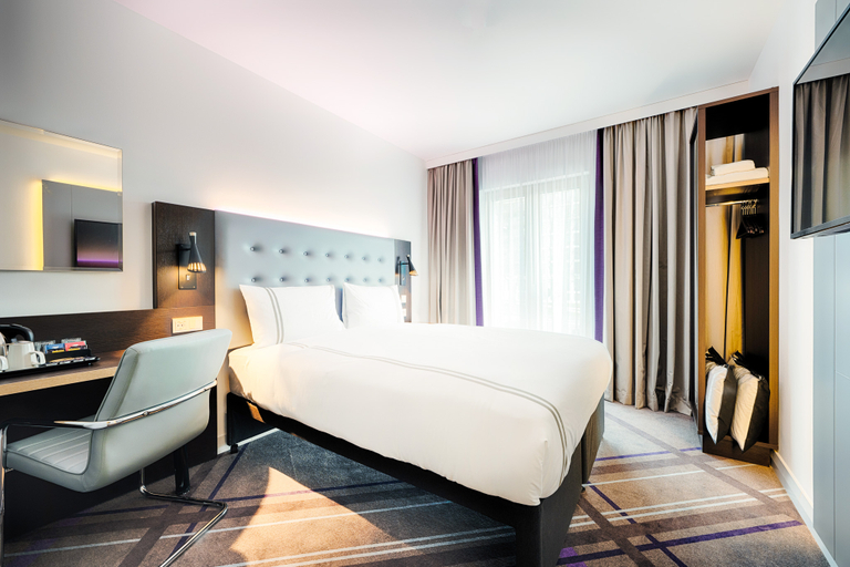 Bedroom 5, Premier Inn Wiesbaden City Centre, Wiesbaden