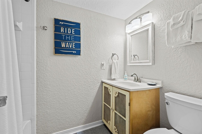 Bathroom 5, Colorful Condo W/shared Pool, Free Wifi, Central A/C - Blocks From the Beach, Saint Johns