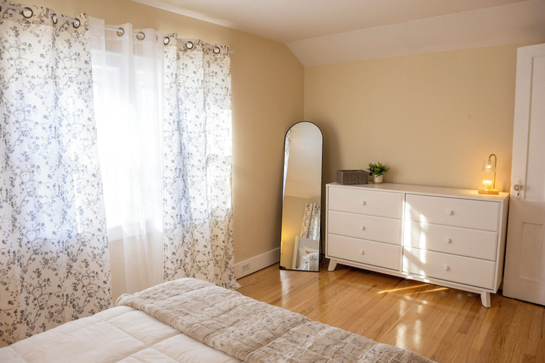 Room 2, Ann Inn - Downtown New Milford Apartment, Litchfield