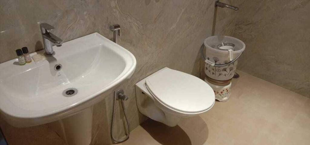 Bathroom 5, The Topaz Hotel, Bilaspur