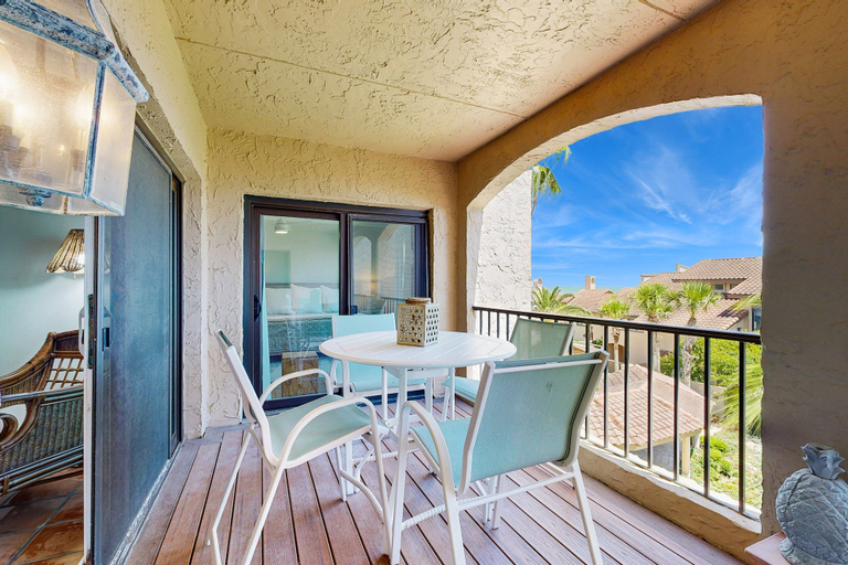 Outdoor dining, Newly Renovated Spacious Villa w/ Ocean Views, Pool & Beach Access, Nassau