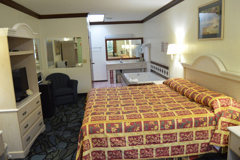 Bedroom 3, Economy Inn - Akron, Summit
