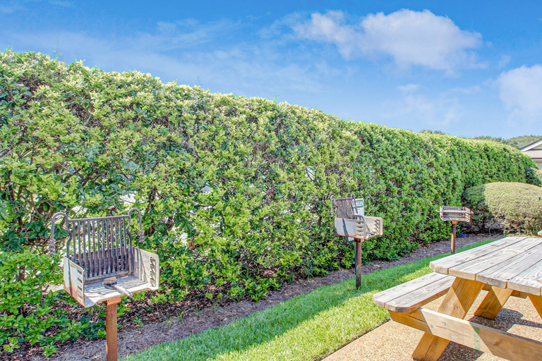 Outdoor dining 4, Completely Renovated Oceanfront Condo W/washer/dryer & Shared Pool/tennis, Nassau