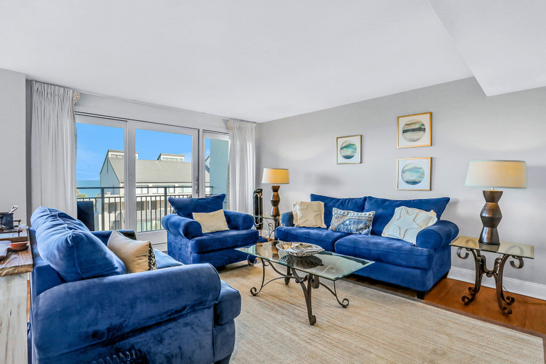 Living area 4, Elegant Ocean-view Townhome With Beach Access & Pool - Perfect Location, Nassau