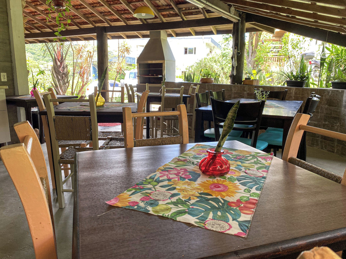 Outdoor dining, Pousada Vale da Praia, Imbituba