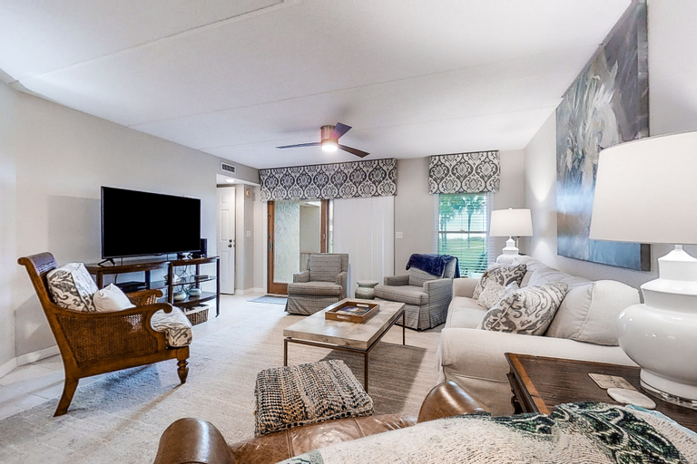 Living area 4, Sailmaker 203 Lovely 2BR Oceanfront Patio Pool, Nassau