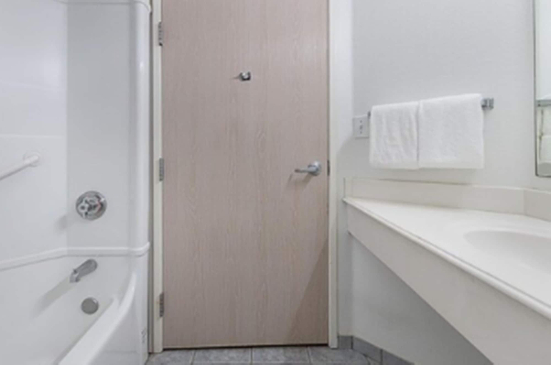 Bathroom 5, Motel 6 Weatherford, TX, Parker