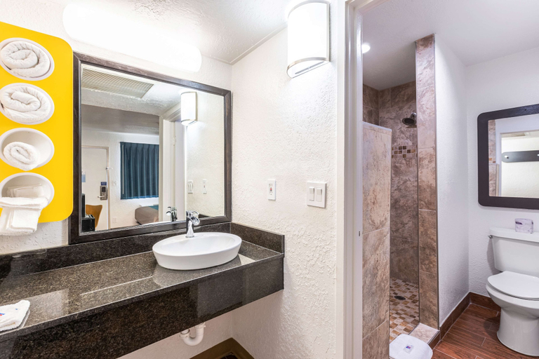 Bathroom 4, Motel 6 Valdosta, GA - University, Lowndes