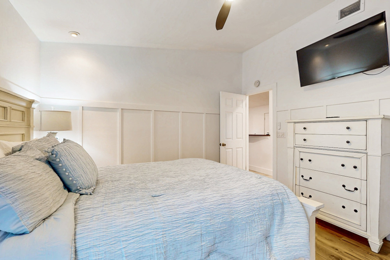 Room 4, Inviting Beach House - Walk to Beach, Shopping & Dining, Saint Johns