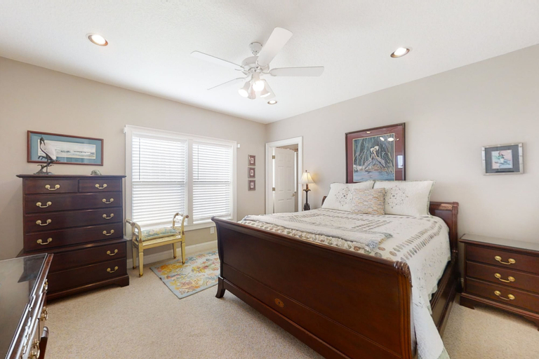 Room 5, Spacious Beachfront Home W/deck, Balcony, Central A/c, Washer/dryer, and Wifi, Nassau