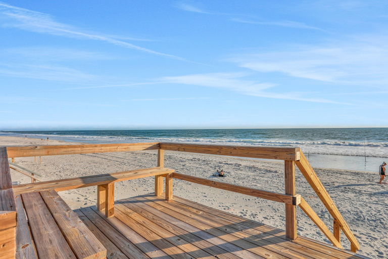Beach 4, Oceanfront Home w/ two Kitchens, Furnished Patio & Balcony, & Beach Access, Saint Johns