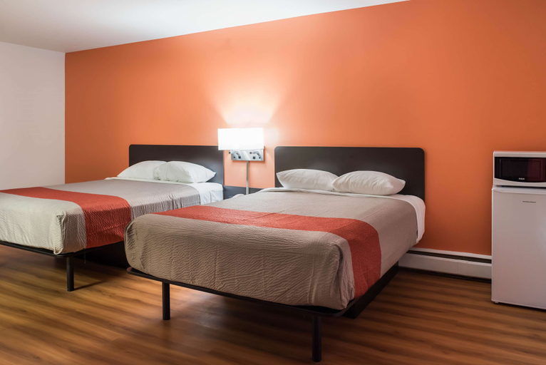 Bedroom 3, Motel 6 Fort St. John, BC, Peace River