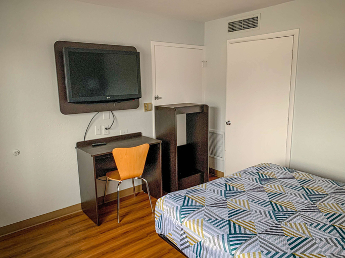Bedroom 3, Motel 6 Dayton, OH, Montgomery