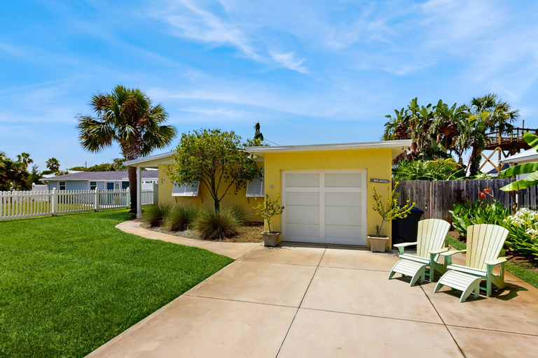 Terrace/patio 3, Spacious Beach House With Private Pool, Firepit and Enclosed Yard, Saint Johns