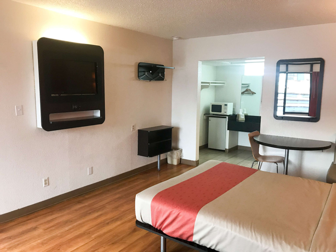 Bedroom 3, Motel 6 Sallisaw, OK, Sequoyah