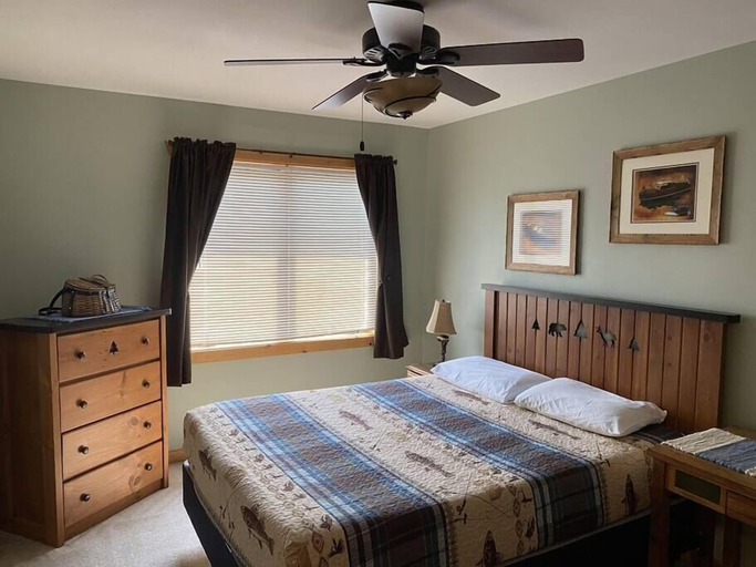 Room 3, Minocqua Lake Condo B7- 2 Story Rustic Town Home, Oneida