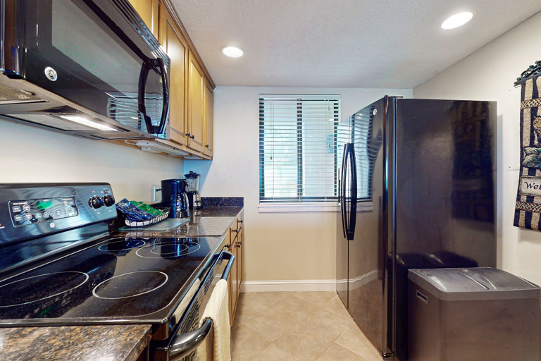 Private kitchen 2, Oceanfront Condo With Panoramic Views, Shared Pool, and Private Washer & Dryer, Nassau