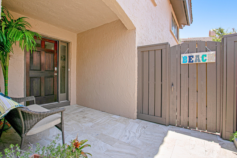 Terrace/patio 2, Dog-friendly Oceanfront Townhouse With Covered Balcony, Views, Pool & AC, Nassau