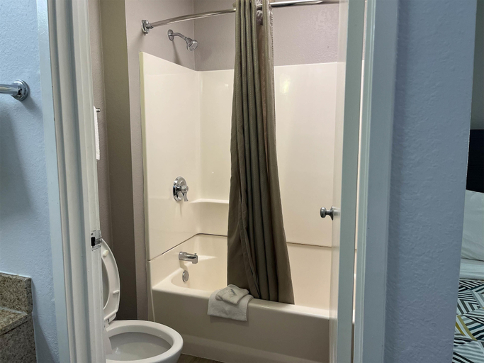 Bathroom 4, Motel 6 Elkton, MD, Cecil