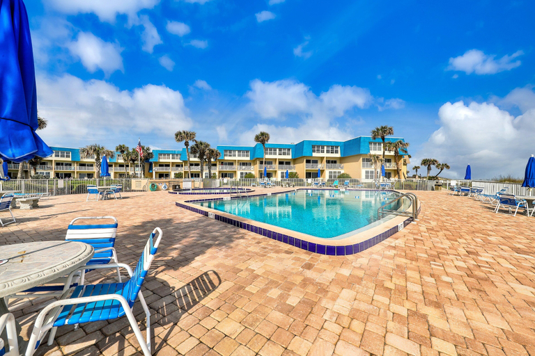 Pool 5, Island-themed Living With Furnished Patio, Shared Pool & Beach Access, Saint Johns