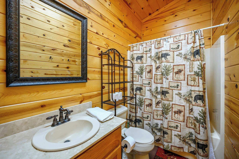 Bathroom 2, Lost Key Cabin Stay for 8, McCurtain