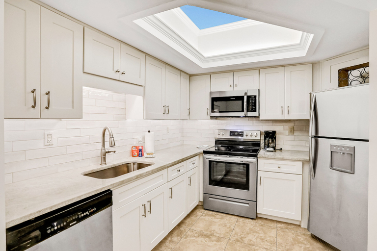 Private kitchen 5, Beautiful Condo With Gorgeous Ocean Views From Balcony + Shared Pool & Free Wifi, Nassau