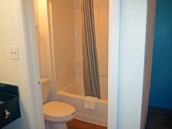 Bathroom 4, Motel 6 El Paso, TX - East, El Paso